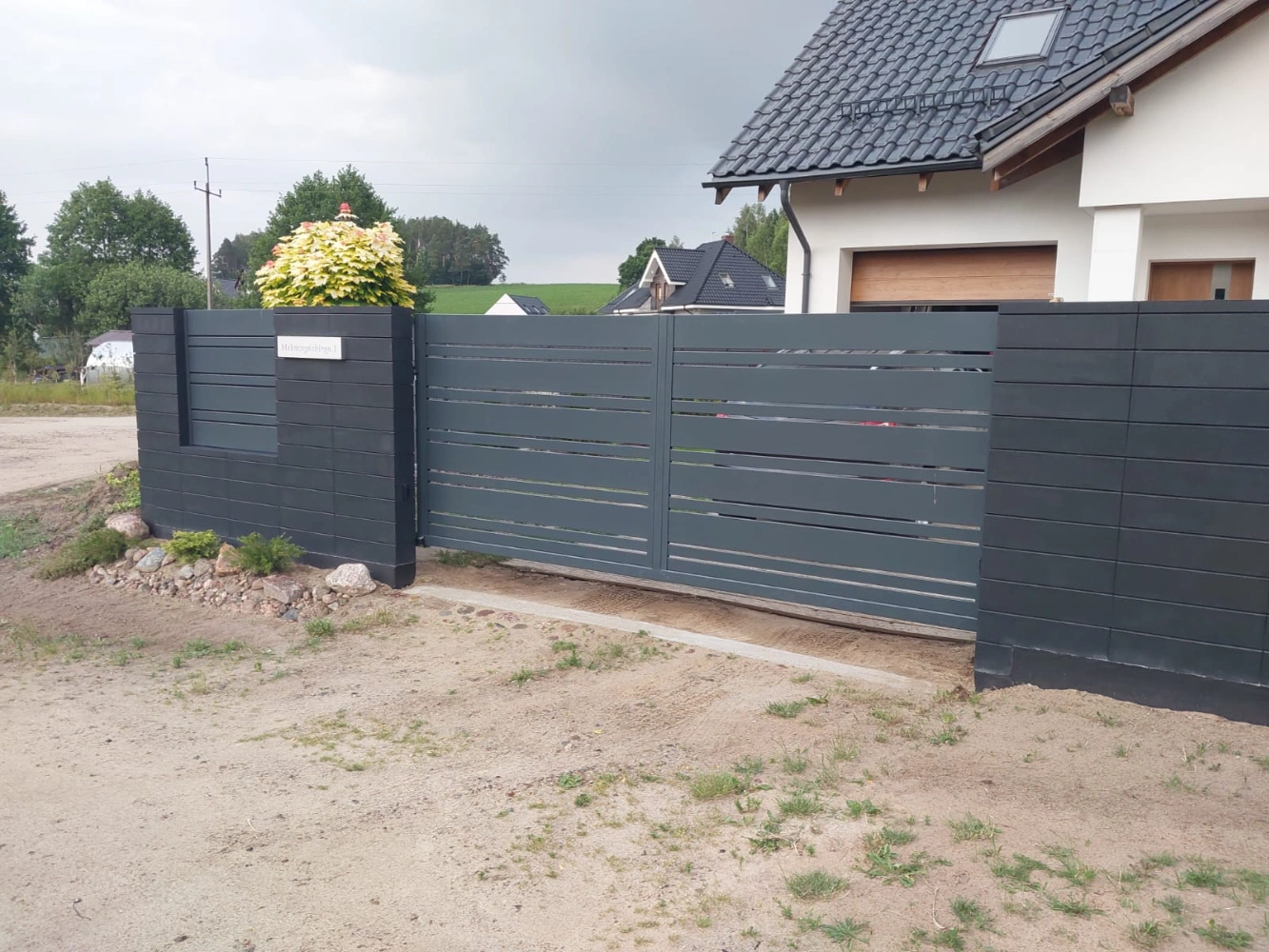 Zdjęcie - ogrodzenie z bloczka z przęsłąmi wypełnionymi modułami palisadowymi