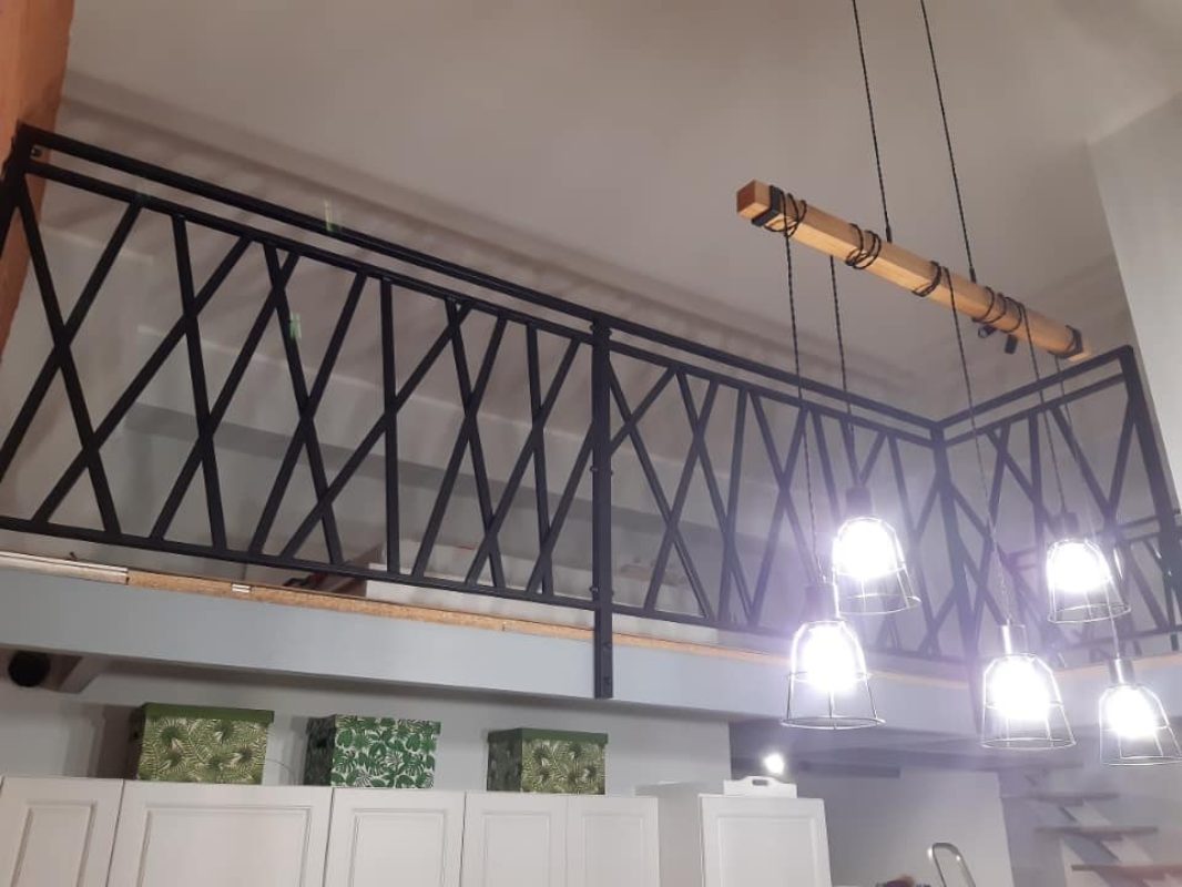 Zdjęcie - wyróżniająca się balustrada na piętrze