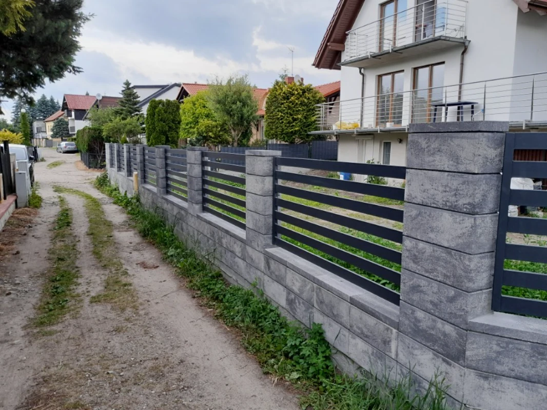 Zdjęcie - ogrodzenie palisadowe połączone z bloczkiem