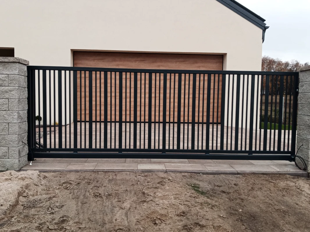 Zdjęcie - brama wjazdowa ogrodzenia palisadowego pionowego połączonego z bloczkiem