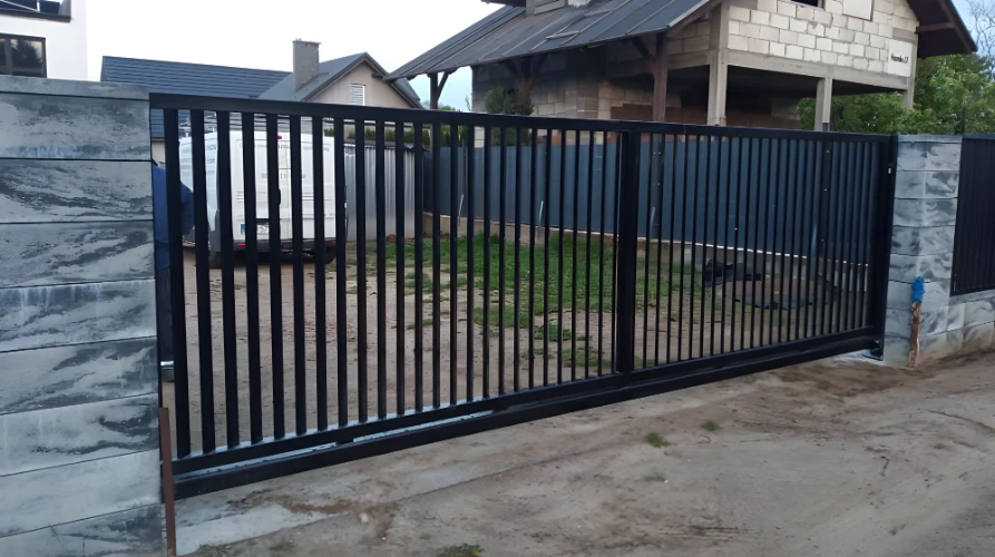 Zdjęcie - ogrodzenie palisadowe pionowe z bramą przesuwną