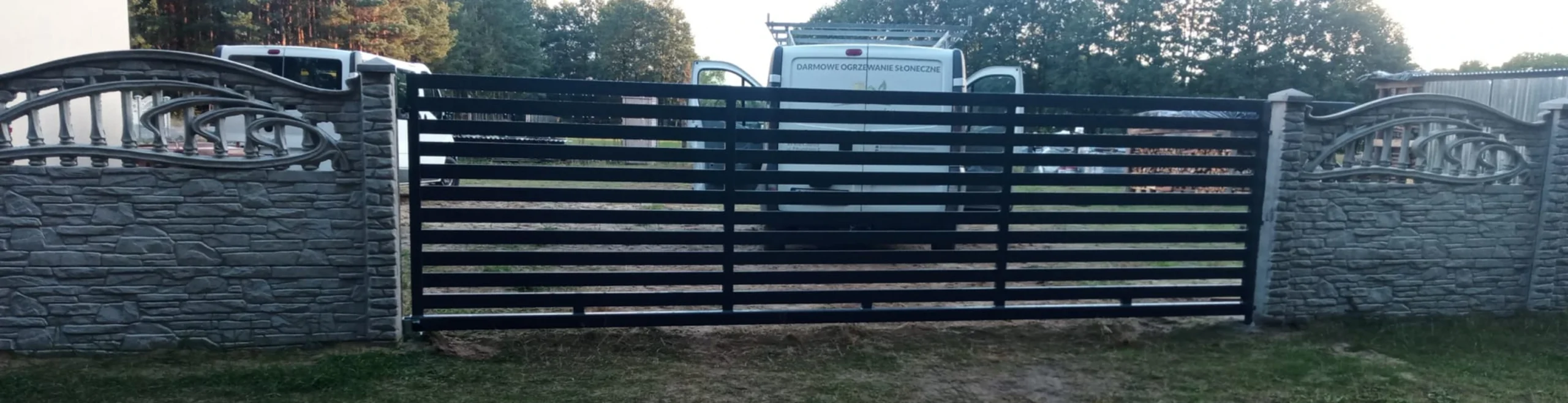 Zdjęcie - brama wjazdowa palisadowa połączona z ogrodzeniem z bloczka