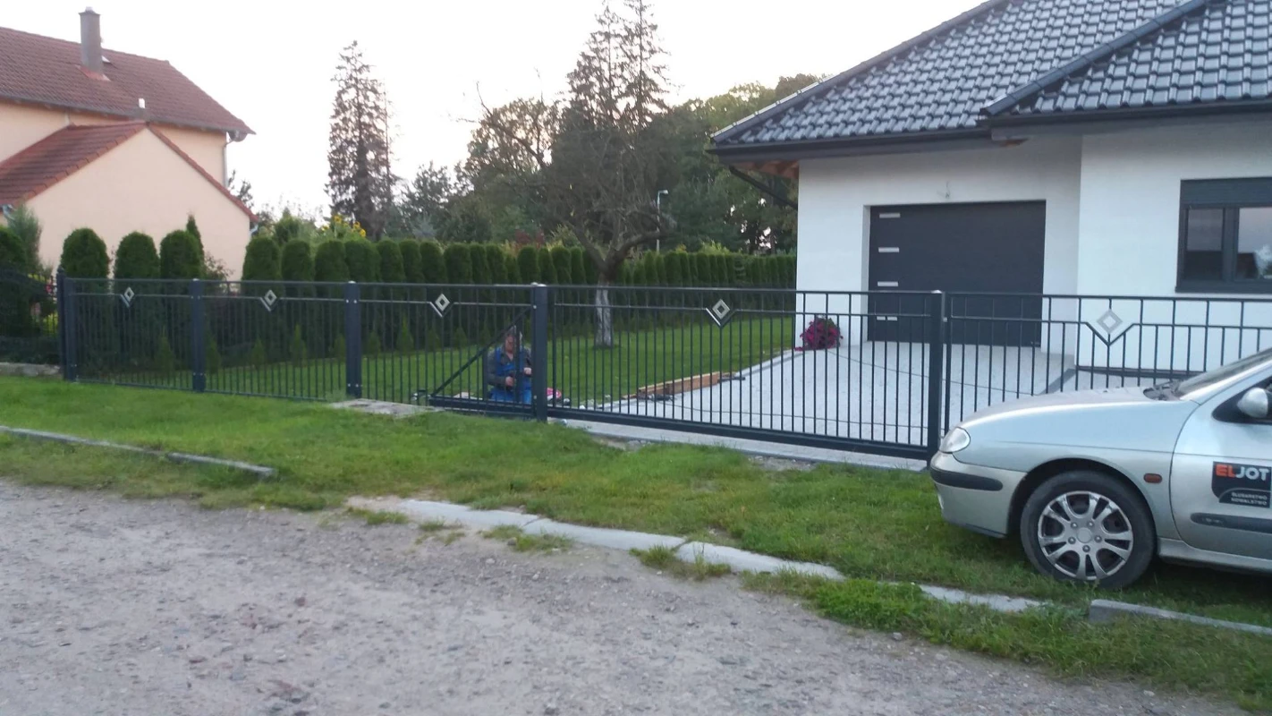 siłowniki do bramy dwuskrzydłowej