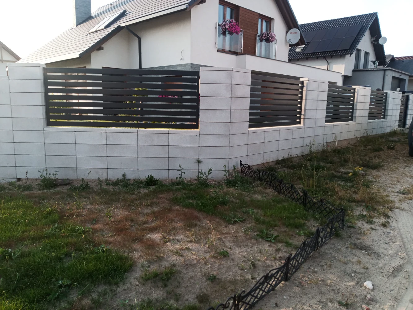 Zdjęcie - ogrodzenie z bloczków wypełnienie przęseł ogrodzenie palisadowe